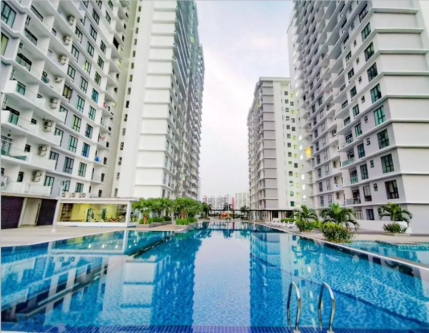 Platino Up To 10 Pax, Few Steps To Paradigm And Escape Jb Johor Bahru 0*,  Malaysia