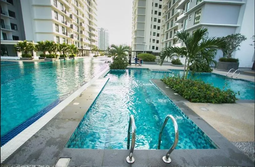 Platino Up To 10 Pax, Few Steps To Paradigm And Escape Jb Johor Bahru Apartment